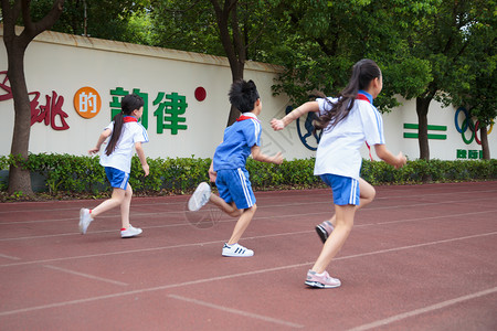 学生操场跑步运动高清图片