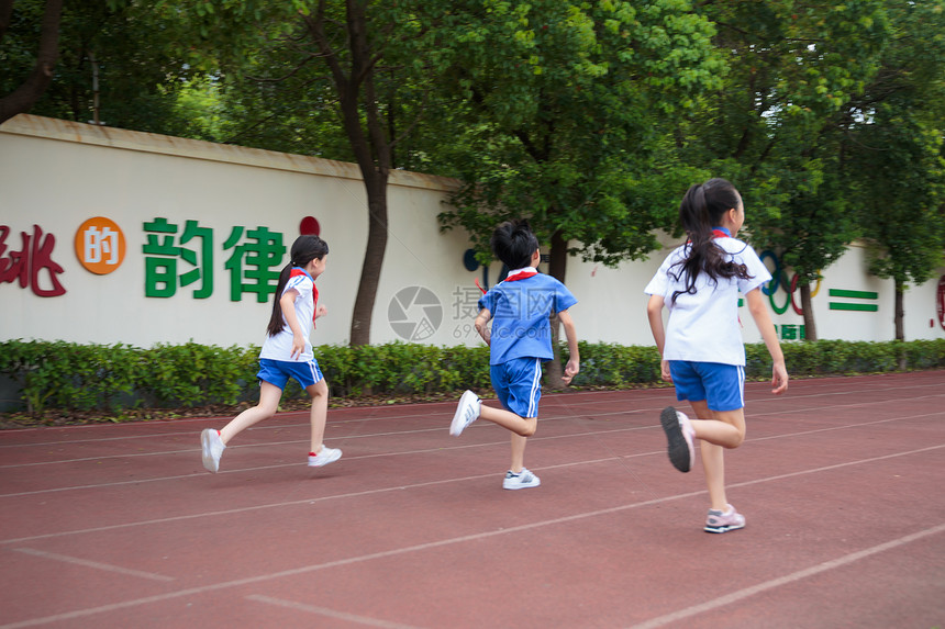 学生操场跑步运动图片