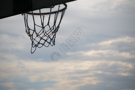 篮球运动篮筐天空背景图片