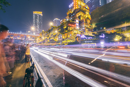 重庆洪崖洞夜景汽车公路车轨图片