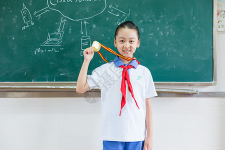 紫色挂带奖牌带着金牌奖牌的小学生背景