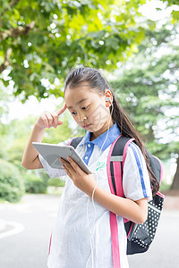 小学生使用平板电脑边走边学图片