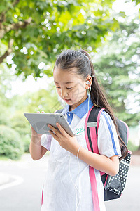 小学生使用平板电脑边走边学图片