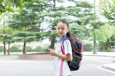 边玩边学小学生使用平板电脑边走边学背景