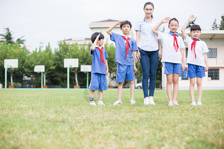 小学老师带着同学们在操场上玩耍欢呼图片