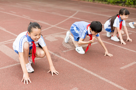 运动会吉祥物操场上跑步运动的小学生背景