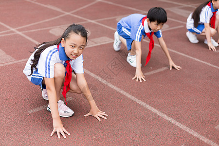 操场上跑步运动的小学生高清图片