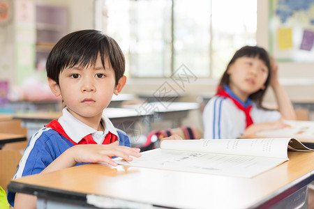 课堂上认真上课的小学生同学高清图片