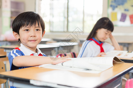 小学校服课堂上认真上课的小学生同学背景