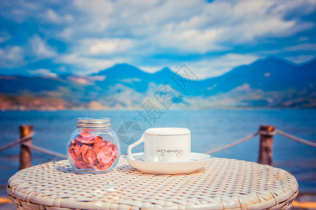海边喝饮料自然美茶城高清图片