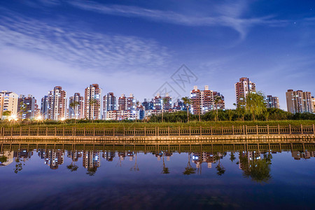 一排高楼夜景高楼夜景背景