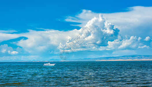漂浮蓝色光纹海面轮船背景