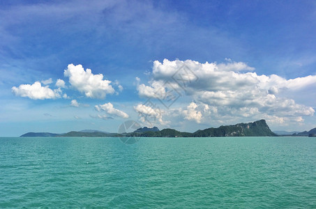 和风徐徐大海上的海岛背景