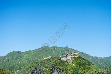 腾飞中国缠绕在绿色山林的长城巨龙背景