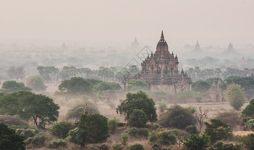 缅甸壮观的佛塔建筑图片