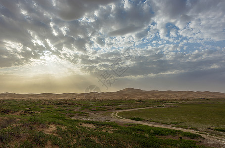 草地远山夕阳下的沙漠背景