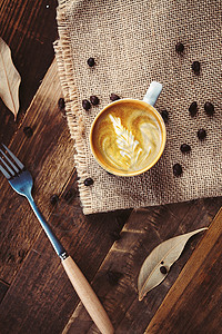 咖啡拉花与咖啡豆高清图片