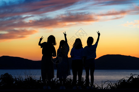 女孩去毕业旅行看日落的背影背景