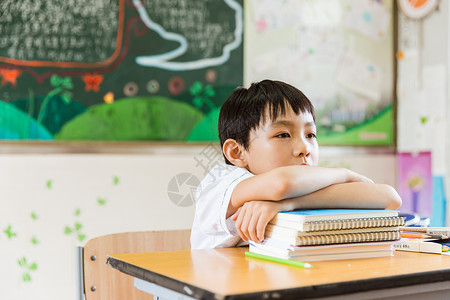 小学书本教室课间休息男孩趴在书上背景