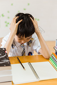 抓萤火虫男孩校园男生教室写作业苦恼背景