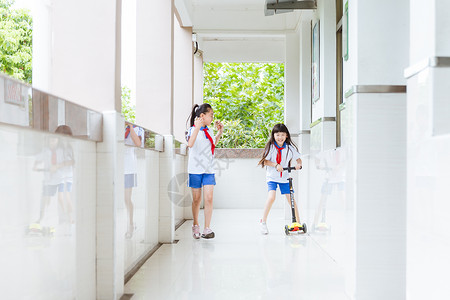 小学课间女生们玩滑轮车背景