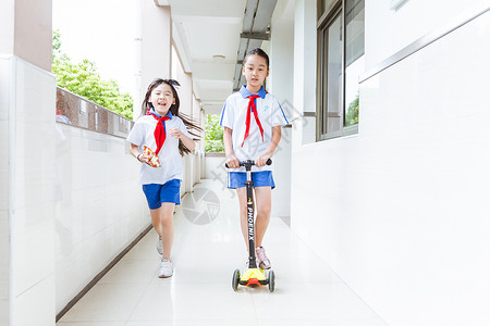 滑轮男孩小学课间女生们玩滑轮车背景