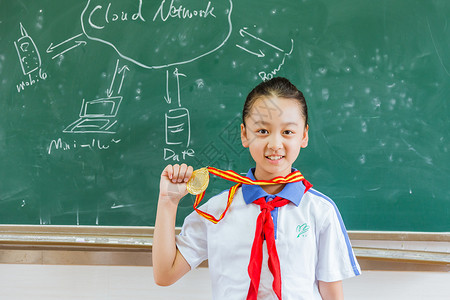 女生获得奖牌小学教室开心女生拿着奖牌背景