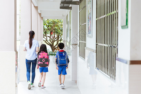 课间老师带学生们上课高清图片