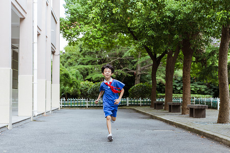 课间休息男生教室外跑步图片