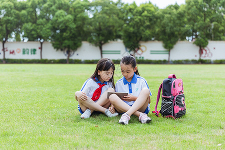 校园课间姐妹同学在线学习高清图片