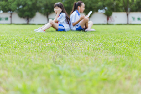 校园同学姐妹操场学习虚化背景图片