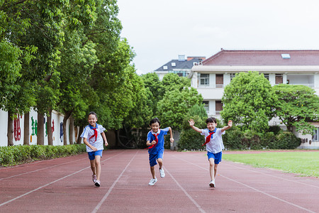 小学生们课间操场玩乐奔跑高清图片