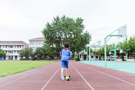 蓝色滑轮校园操场男生在玩滑轮车背景