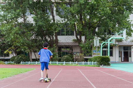 校园操场男生在玩滑轮车背景图片