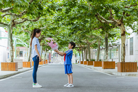 献花的男孩教师节学生给老师献花背景