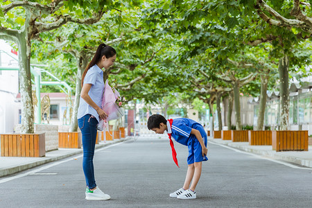 教师节献花学生给老师鞠躬图片