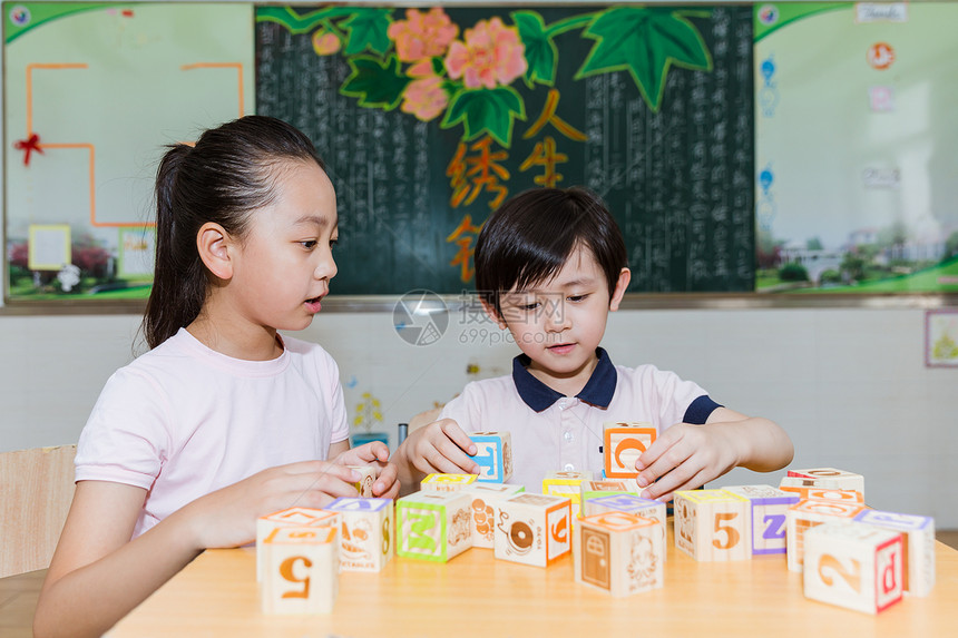 学校课间休息学生玩积木图片