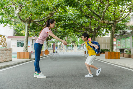 教师节男生奔向老师怀抱高清图片