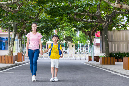 接儿子放学校园亲子妈妈牵着儿子上学背景