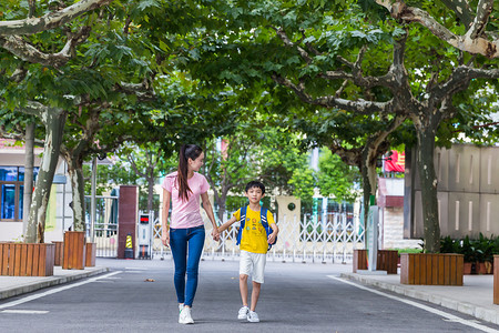 接儿子放学校园亲子妈妈牵着儿子上学背景