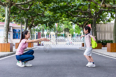 教师节男生奔向老师怀抱背景图片