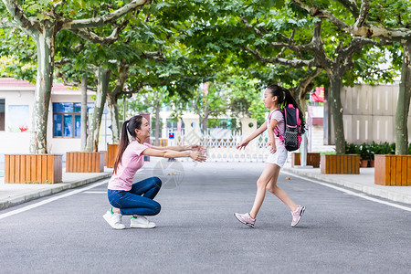 教师节女生奔向老师怀抱高清图片