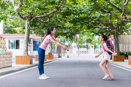 教师节女生奔向老师怀抱高清图片