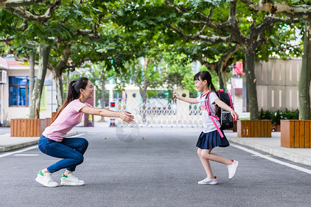 教师节女生奔向老师怀抱高清图片