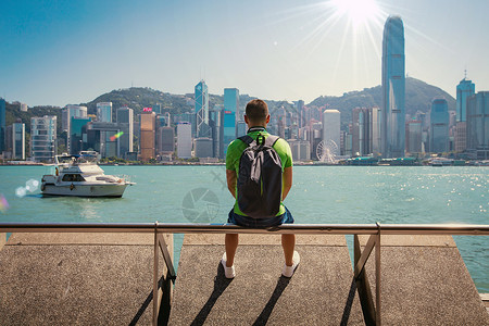 在维多利亚港湾看海的年轻人高清图片