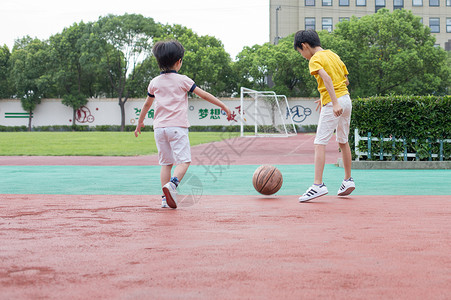 篮球场上一起打球的小学生高清图片