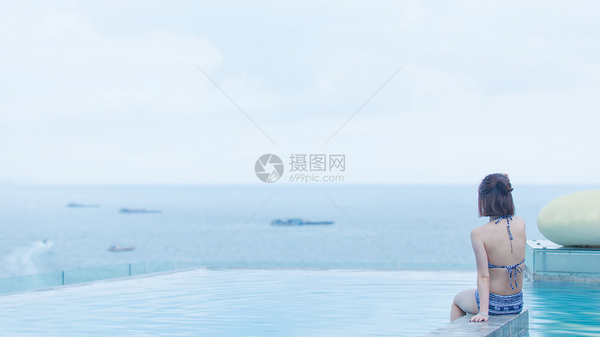 泰国芭提雅天台泳池比基尼女孩背影图片