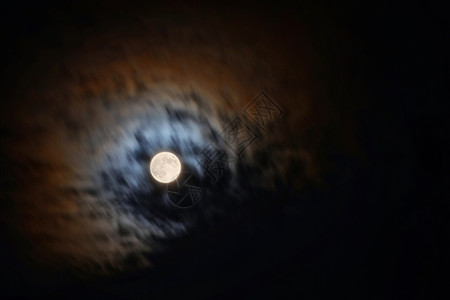 揉云掩月云中的月圆之夜背景