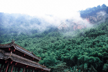 雨后青山寺庙背景图片