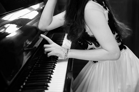 弹钢琴的女孩高清图片